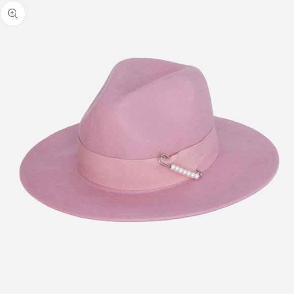 This triangle front crown hat is in a pink shade featuring a dainty pearl pin
